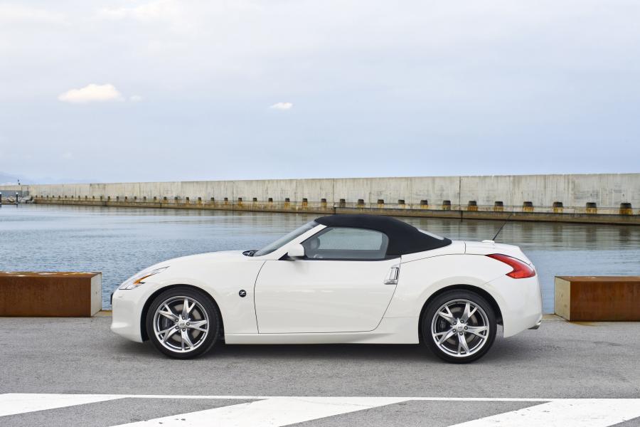  Nissan 370Z Roadster 2011 года  (фото 3 из 16)